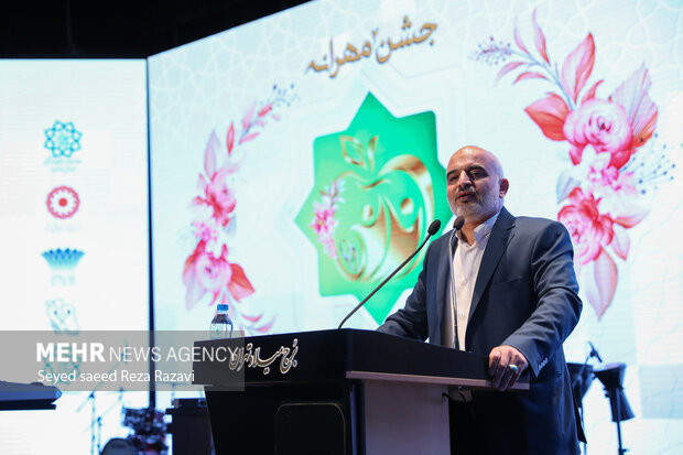  دکتر حمید صاحب مدیر کل سلامت شهرداری تهران در حال سخنرانی در  مراسم ازدواج ۱۱۴ زوج دارای معلولیت است