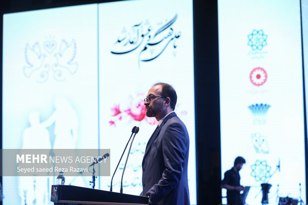  دکتر احمد احمدی صدر مدیر عامل سازمان رفاه خدمات و مشارکت های اجتماعی در حال سخنرانی در مراسم ازدواج ۱۱۴ زوج دارای معلولیت است