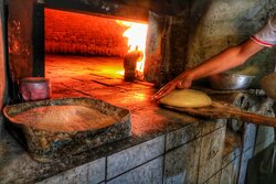 پخت نان رایگان برای حمایت از اقشار کم درآمد