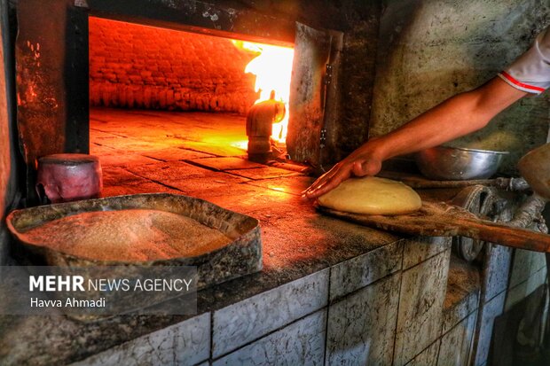 پخت نان رایگان برای حمایت از اقشار کم درآمد