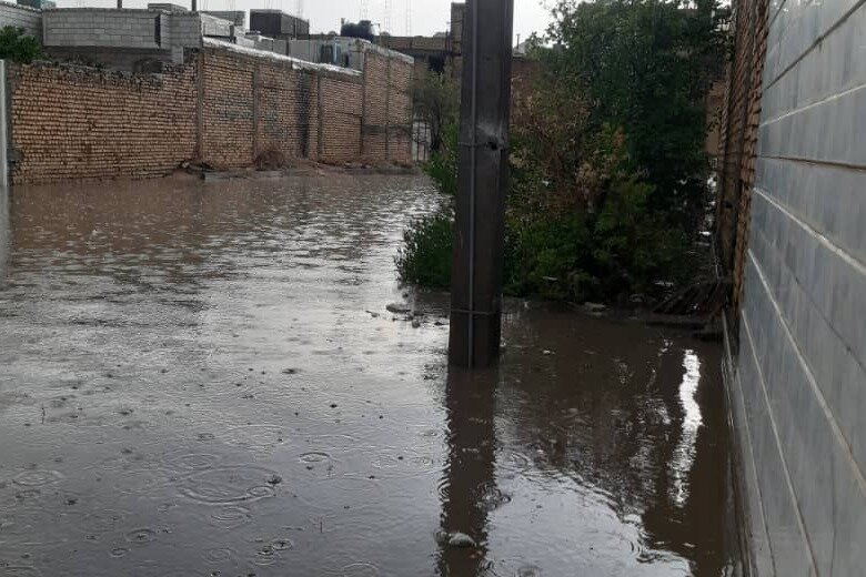 جاری شدن سیلاب در داراب