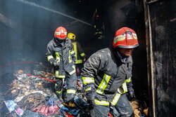 آتش سوزی در کارخانه کاغذسازی زنجان هنوز مهار نشده است