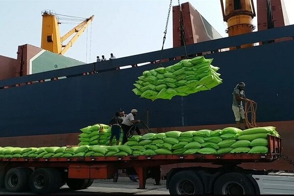 ثبت رکورد تخلیه روزانه 4 هزار تن برنج از کشتی در بندر بوشهر