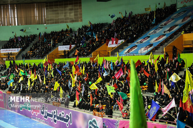 اجتماع بزرگ مهر فاطمی صبح سه شنبه با حضور گسترده بانوان در ورزشگاه ۱۲ هزار نفری آزادی برگزار شد