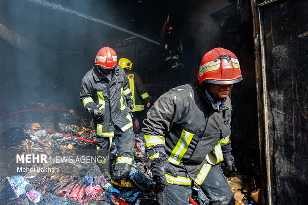 آتش سوزی در کارخانه کاغذسازی زنجان هنوز مهار نشده است