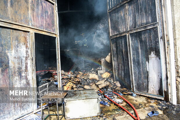 آتش سوزی کارخانه دمپایی در قم