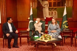 Pakistan President stresses barter mechanism with Iran