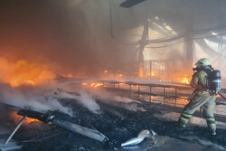 جزئیاتی از آتش‌سوزی در کارگاه تولید روغن خودرو در مبارکه/۳ آتش نشان مصدوم شدند