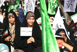 دختران انقلاب در ورزشگاه آزادی حضور یافتند/ اجتماع خانوادگی برای حجاب