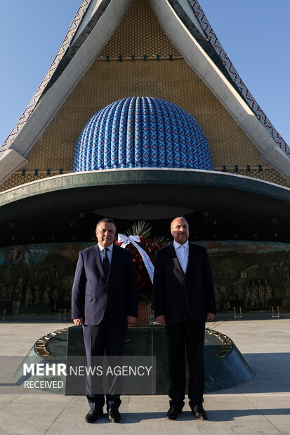 اسماعیل اف رئیس مجلس قانونگذاری ازبکستان در حال استقبال از محمدباقر قالیباف رئیس مجلس شورای اسلامی ایران در فرودگاه تاشکند است 