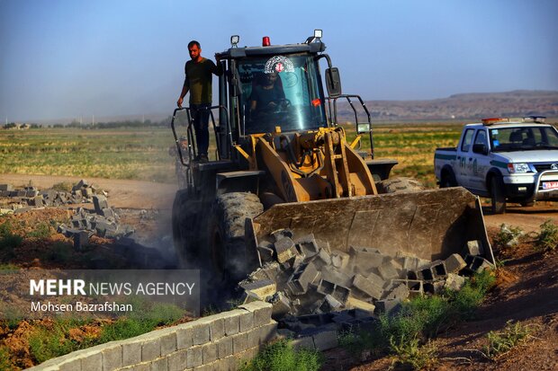 تخریب ساخت و سازهای غیرمجاز در اراضی کشاورزی سنگ‌تراشان