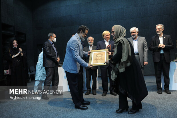 آیین نکوداشت و قدردانی از سه دهه فعالیت سیدعبدالمجید شریف‌زاده مدرس دانشگاه و رییس پژوهشکده هنرهای سنتی وزارت میراث فرهنگی، صنایع دستی و گردشگری در کوشک باغ هنر برگزار شد