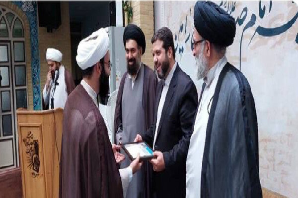 آیین تجلیل از اساتید حوزه علمیه امام صادق(ع) ورامین برگزار شد آیین تجلیل از اساتید حوزه علمیه امام صادق(ع) ورامین برگزار شد