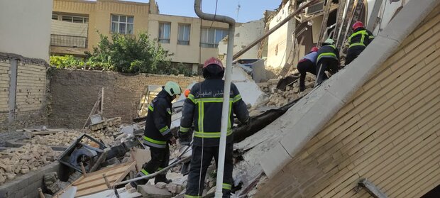 ساختمان دو طبقه در اصفهان ریزش کرد / احتمال مرگ دختر ۱۶ ساله