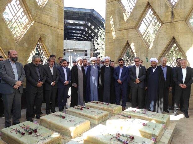 ادای احترام اعضای کمیسیون فرهنگی مجلس به مقام  شهدای گلستان 