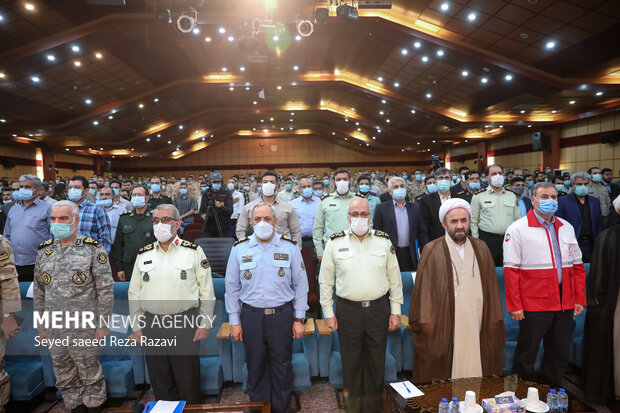 در ابتدای این مراسم مدعوین در حال ادای احترام به سرود مقدس جمهوری اسلامی ایران هستند