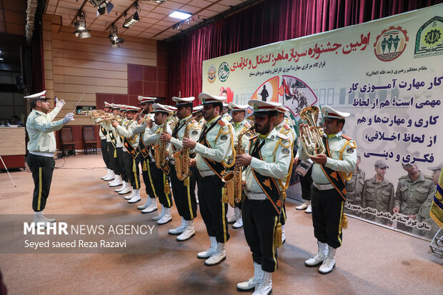 اولین جشنواره سرباز ماهر؛ اشتغال و کارآفرینی صبح امروز پنج شنبه ۲۳ تیر ۱۴۰۱ با حضور امیر سرتیپ عزیز نصیرزاده جانشین رئیس ستادکل نیروهای مسلح. سردار قاسم رضایی جانشین فرمانده کل انتظامی در محل فراجا برگزار شد