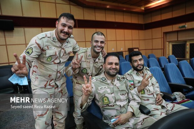  در حاشیه مراسم اولین جشنواره سرباز ماهر؛ اشتغال و کارآفرینی تعدادی از سربازان وظیفه در حال گرفتن عکس یادگاری با فرمانده خود هستند