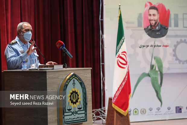 امیر سرتیپ عزیز نصیرزاده جانشین رئیس ستادکل نیروهای مسلح در حال سخنرانی در مراسم اولین جشنواره سرباز ماهر؛ اشتغال و کارآفرینی است