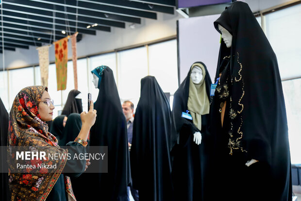 نمایشگاه آثار برگزیده یازدهمین جشنواره بین‌المللی مد و لباس فجر در محل برج میلاد به نمایش درآمده است