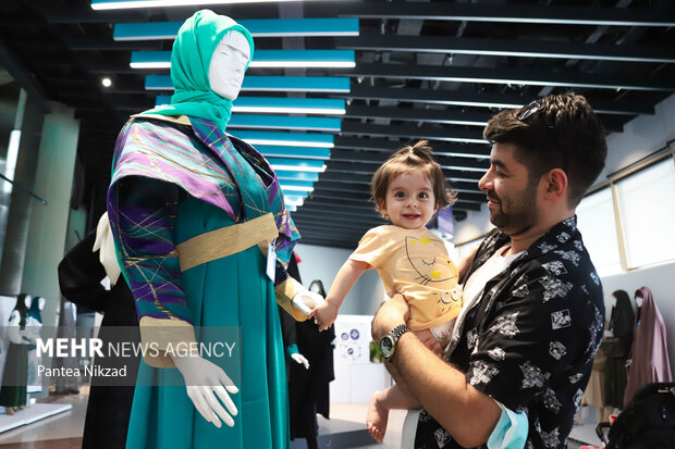 نمایشگاه آثار برگزیده یازدهمین جشنواره بین‌المللی مد و لباس فجر در محل برج میلاد به نمایش درآمده است