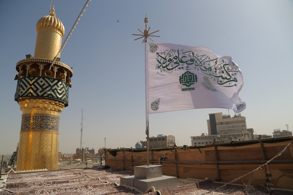 اهتزاز پرچم‌ غدیر در حرم حضرت امیر المومنین(ع)