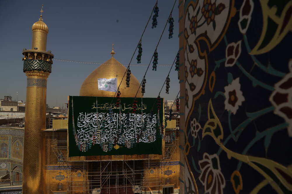 اهتزاز پرچم غدیر در حرم حضرت امیر المومنین(ع)