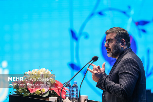 محمدمهدی اسماعیلی وزیر فرهنگ و ارشاد اسلامی در حال سخنرانی در مراسم اختتامیه یازدهمین جشنواره بین المللی مد و لباس فجر است