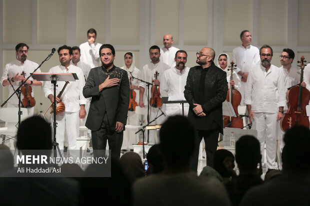 کنسرت به رنگ صدا به خوانندگی همایون شجریان، گروه ارکستر سیاوش و رهبری آرش گوران در تالار بزرگ کشور روی صحنه رفت