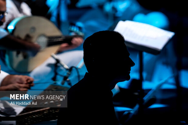 کنسرت به رنگ صدا به خوانندگی همایون شجریان، گروه ارکستر سیاوش و رهبری آرش گوران در تالار بزرگ کشور روی صحنه رفت