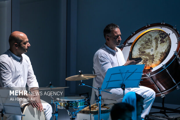 حسین بهروزی نیا نوازنده دف و همایون نصیری نوازنده سازه های کوبه ای در کنسرت به رنگ صدا به خوانندگی همایون شجریان و رهبری آرش گوران حضور دارند