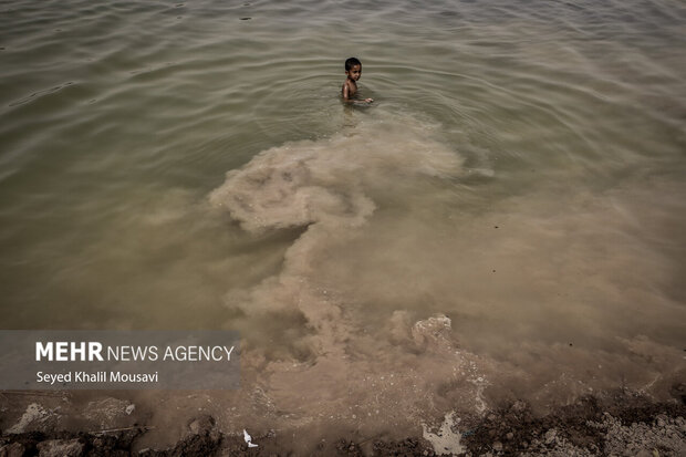 آب‌وهوای این روزهای خوزستان ملغمه‌ای از غبار و گرما و شرجی هواست تا کودکان برای فرار از این وضعیت به آب بزنند