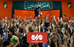 مولودی «می‌خوام که نوکرت باشم» با نوای حاج محمود کریمی