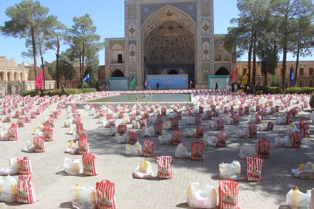 ۲ هزار بسته معیشتی بین زلزله زدگان سایه خوش توزیع شد ۲ هزار بسته معیشتی بین زلزله زدگان سایه خوش توزیع شد