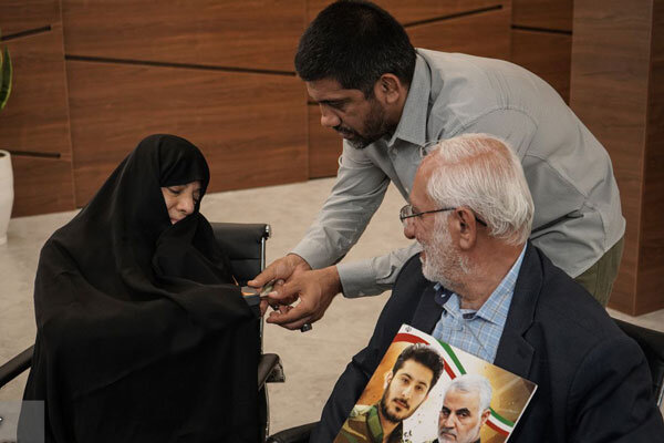 دیدار خانواده شهید مدافع حرم با رئیس فدراسیون کشتی دیدار خانواده شهید مدافع حرم با رئیس فدراسیون کشتی