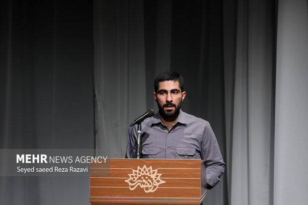 احسان مشکور کارگردان مستند عملیات دماوند در حال سخنرانی در مراسم آئین رونمایی از رونمایی از مستند عملیات دماوند است