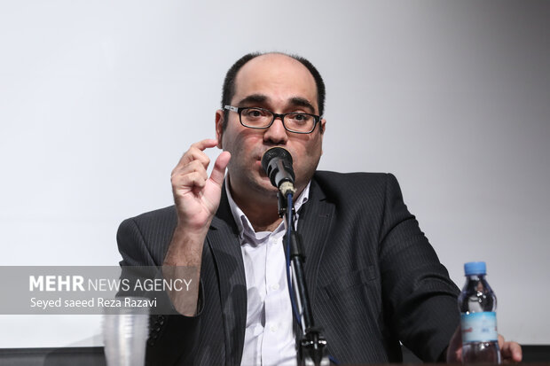  دکتر محمد علی بهمنی قاجار حقوق دان در حال سخنرانی در مراسم آئین  رونمایی از رونمایی از مستند عملیات دماوند است