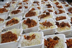 پخت و توزیع غذای نذری در ایام عزاداری سرور و سالار شهیدان