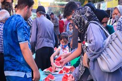 سیراب کردن مهمانان مهمونی ۱۰ کیلومتری عید غدیر افتخار است/پذیرایی از مهمانان با دمنوش و آبمیوه