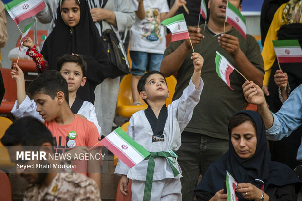 برگزاری سرود سلام فرمانده در ورزشگاه فولاد خوزستان