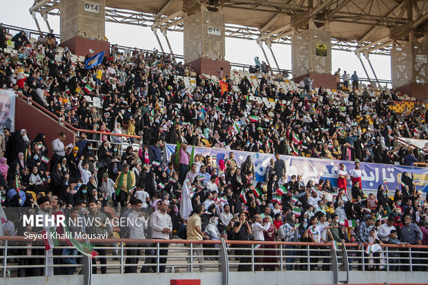 برگزاری سرود سلام فرمانده در ورزشگاه فولاد خوزستان