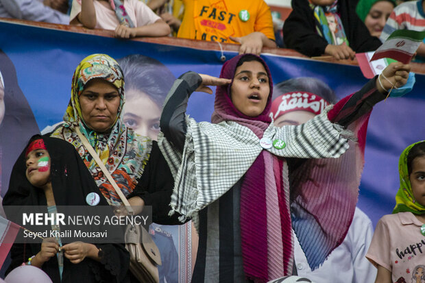 برگزاری سرود سلام فرمانده در ورزشگاه فولاد خوزستان