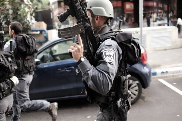 Zionists detain 13 Palestinians during raid on al-Quds