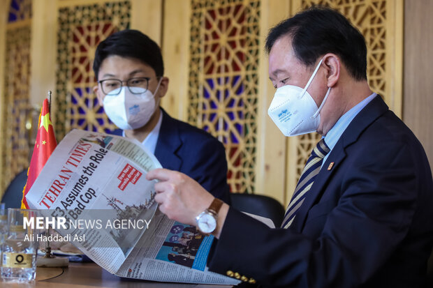  چانگ هوا سفیر کشور چین در ایران در حال خواندن روزنامه تهران تایمز است