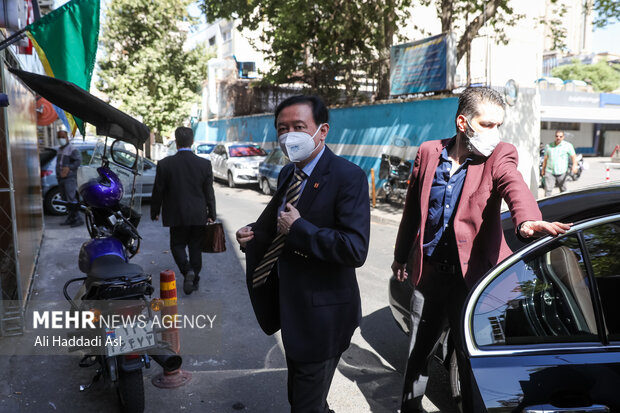 چانگ هوا سفیر کشور چین در ایران درحال ورود به  خبرگزاری مهراست