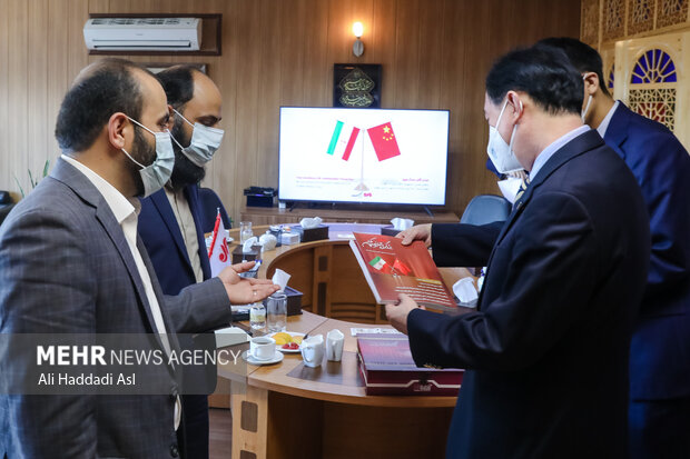  چانگ هوا سفیر کشور چین در ایران در حال گفتگو با محمد شجاعیان مدیر عامل گروه رسانه ای مهر است