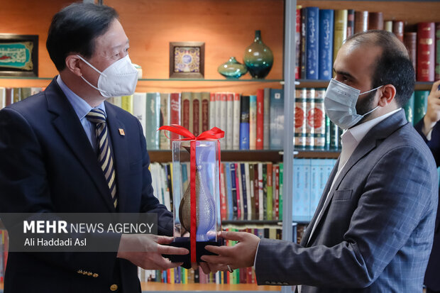  چانگ هوا سفیر کشور چین در ایران در حال گفتگو با محمد شجاعیان مدیر عامل گروه رسانه ای مهر است