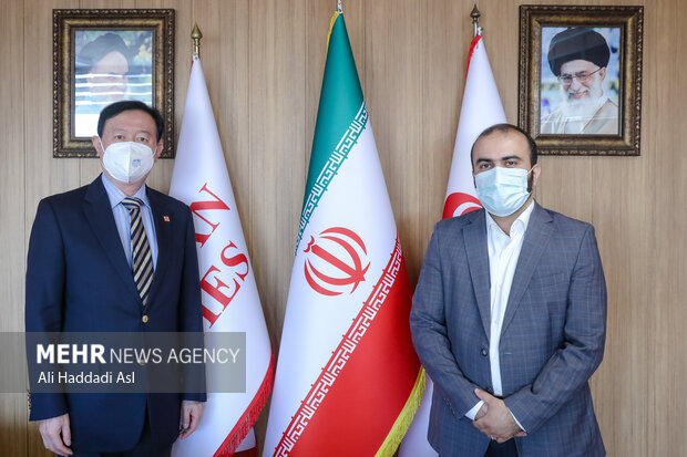  در پایان گفتگو، چانگ هوا سفیر کشور چین در ایران و محمد شجاعیان مدیر عامل گروه رسانه ای مهر در حال گرفتن عکس یادگاری هستند