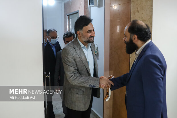 حسین طاهری معاونت خبر خبرگزاری مهر در حال استقبال از روح الله دهقانی فیروزآبادی رئیس جهاد دانشگاهی است