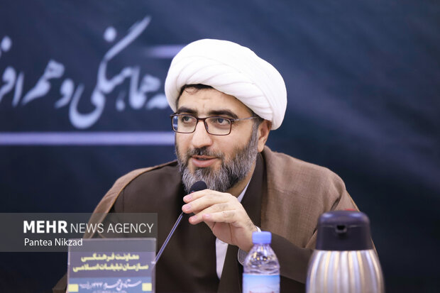 رضا عزت‌زمانی معاون  امور فرهنگی و تبلیغ سازمان تبلیغات اسلامی درحال سخنرانی در نشست ستاد ملی محرم ۱۴۴۴ هجری قمری است